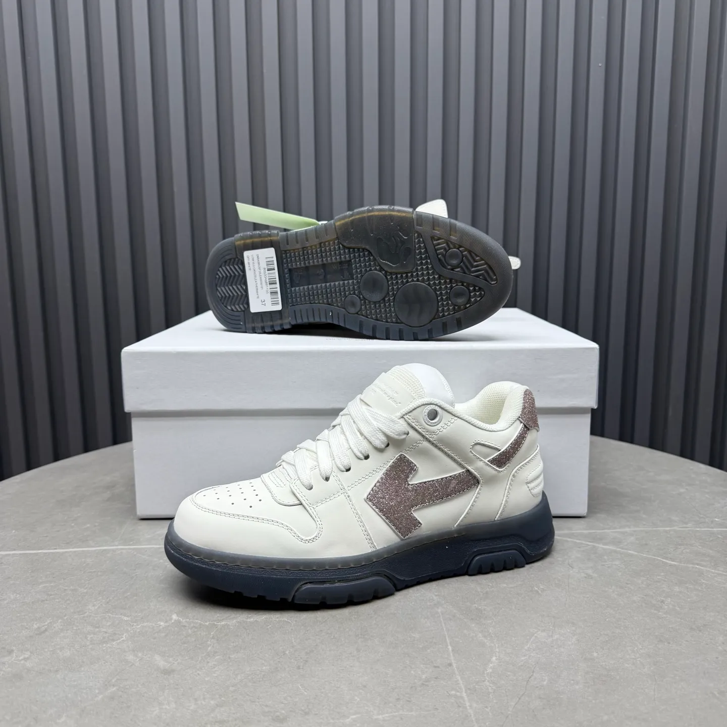 【off- white】P: 620💰Couple model👫, Size: 35-44 (Customized for men 38.45.46) High-quality version👊 "Out of office" series original molding, original lasting, production process 1:1 Original ➰OFF GRAY WHITE OW ➰ First-layer cowhide Imported skin-friendly and environmentally friendly polyester mesh Original molding high elastic and environmentally friendly molding pad Made with the original lasting process. The original molded rubber outsole (never yellows and deforms) has a super correct shape, bright color and strong three-dimensional effect👍. Packaging💯Full set of packaging synchronized with the official website (branded paper, certificate of quality, branded cloth bag)